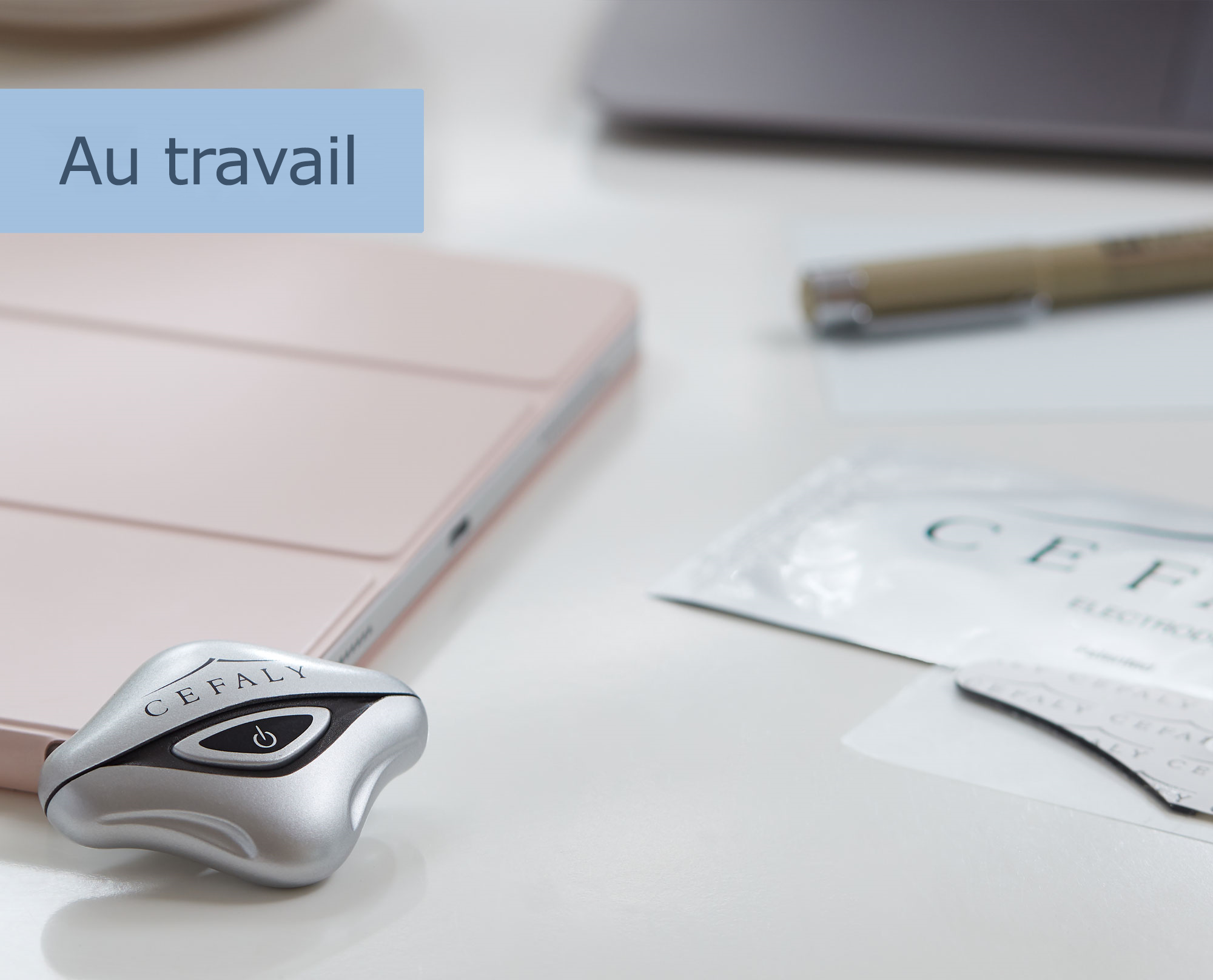Appareil de traitement et de prévention de la migraine CEFALY avec électrode posé sur un bureau